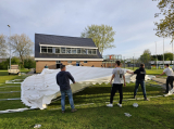 Opbouwen tent op sportpark 'Het Springer' (maandag 29 april 2024) (14/41)